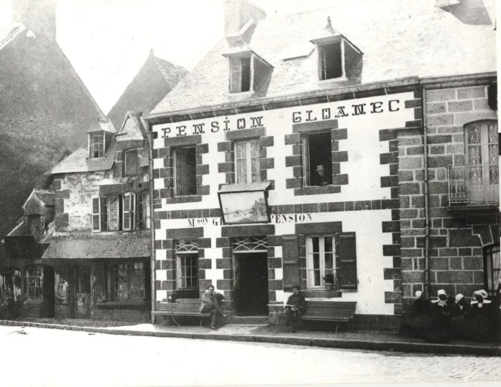 A building captured in an old black and white photo, Maison Gloanec in Pont-Aven during the late 19th century.